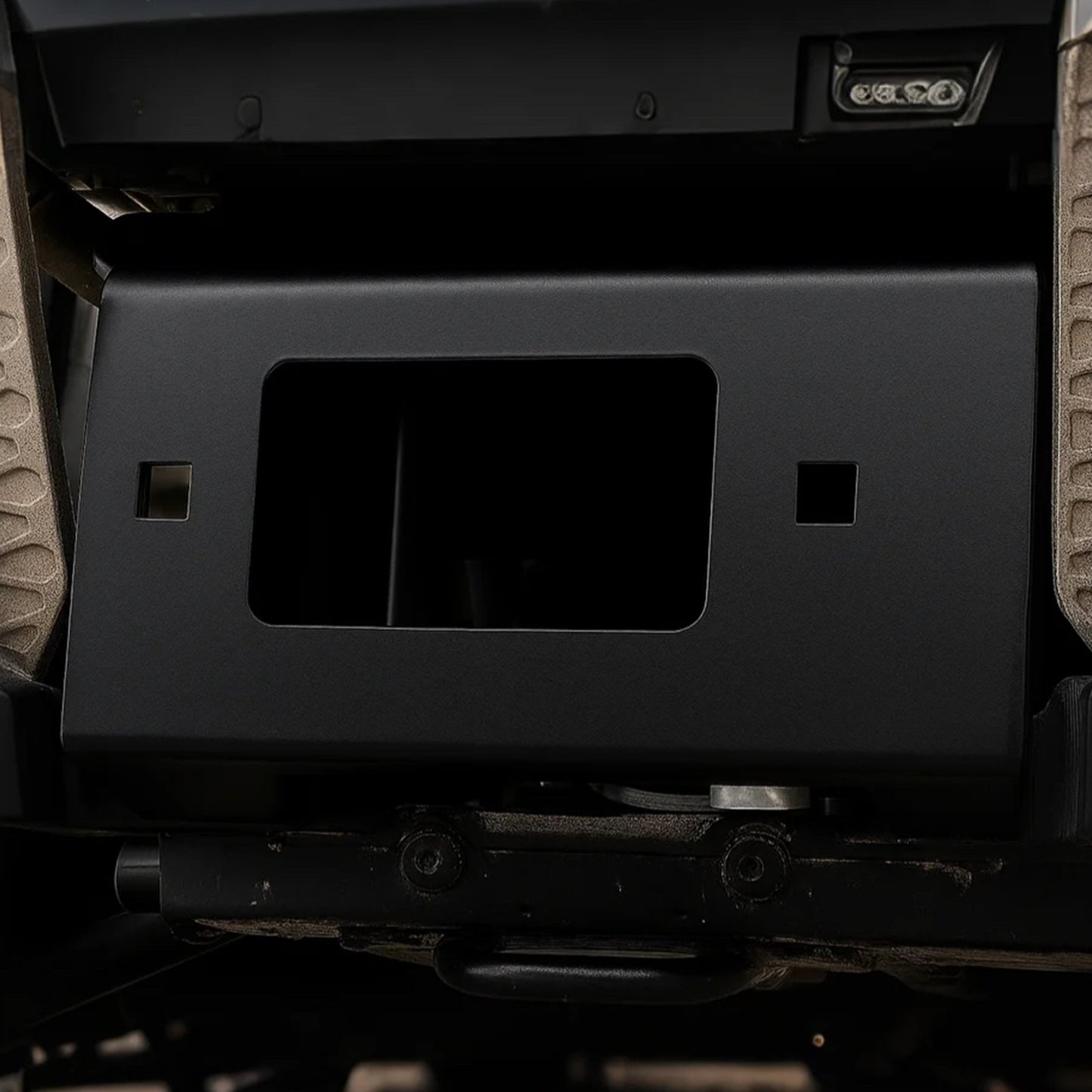 Seilwindenhalterung, Zugkraft 907–1633 kg, Anhängerkupplungs-Seilwindenhalterung für ausgewählte Polaris Sportsman Modelle (ab 2009), 2-Loch-Befestigung, pulverbeschichteter Stahl, geeignet für Wüstenrettung