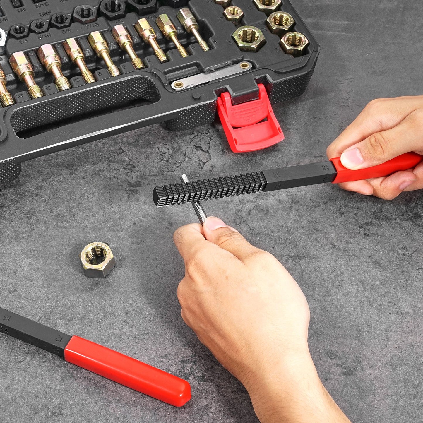 61-teiliges Gewindeschneidset, UNC-, UNF- und metrisches Gewindereparaturwerkzeug, Gewindeschneidwerkzeug-Set mit 28 Gewindebohrern, 28 Schneideisen, 3 Gewindefeilen, Aufbewahrungskoffer, wärmebehandelter Stahl, für Mechaniker und Heimwerker